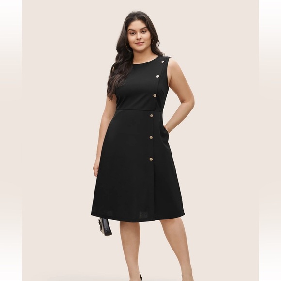 BloomChic Plain Sleeveless Button Detail Pocket Dress - Picture 3 of 8